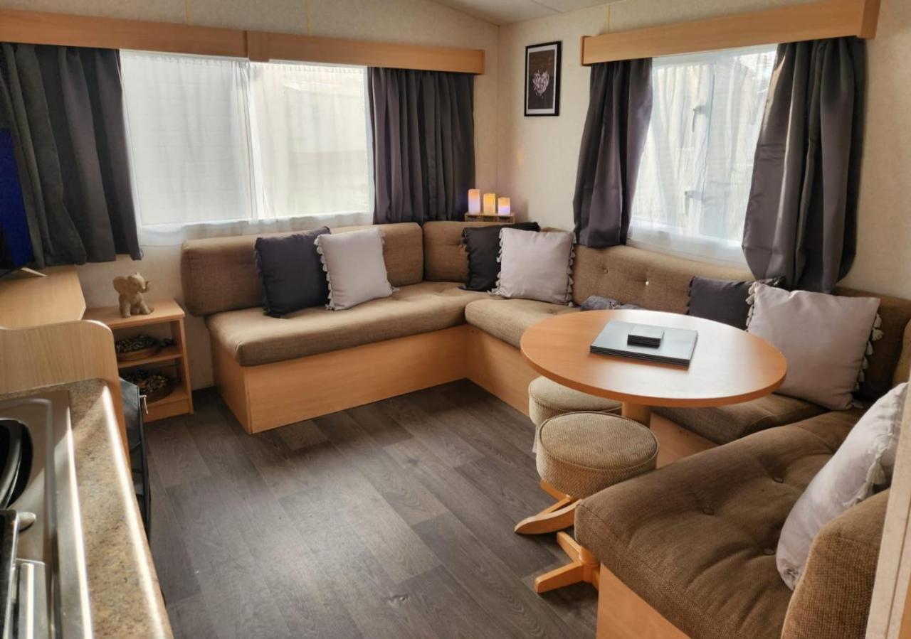 Comfy Caravan On Marine Park Hotel Rhyl Exterior photo