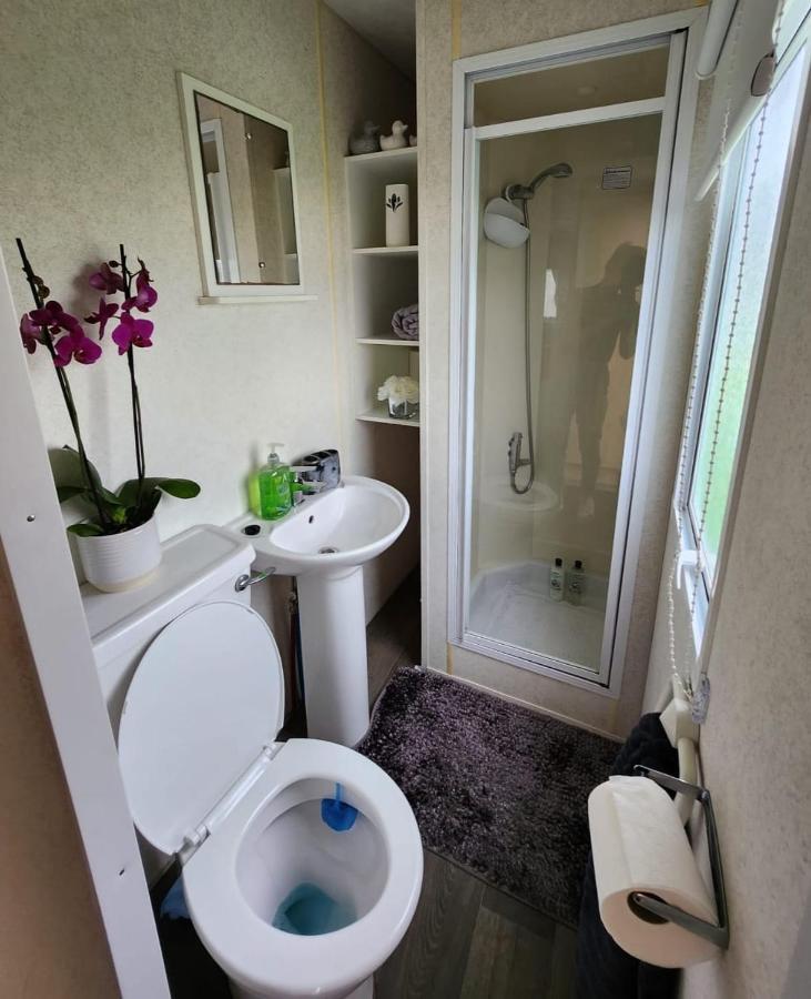 Comfy Caravan On Marine Park Hotel Rhyl Exterior photo